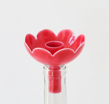 Afbeelding in Gallery-weergave laden, Kaarshouder fles - emaille - bloem - diverse kleuren - Overbeck&Friends