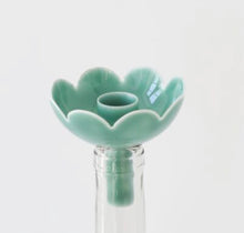 Afbeelding in Gallery-weergave laden, Kaarshouder fles - emaille - bloem - diverse kleuren - Overbeck&Friends