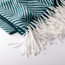 Afbeelding in Gallery-weergave laden, Plaid met zigzag - Deep Lake Turquoise