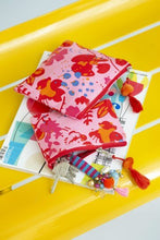 Afbeelding in Gallery-weergave laden, Etui set van 2 met rode/roze viooltjes - Overbeck and Friends