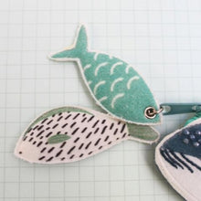 Afbeelding in Gallery-weergave laden, Portemonnee walvis met borduursels - Little Arc Under the Sea - House of Disaster