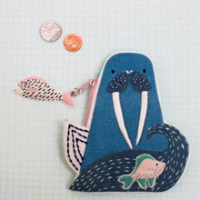Afbeelding in Gallery-weergave laden, Portemonnee walvis met borduursel - Little Arc Under the Sea - House of Disaster