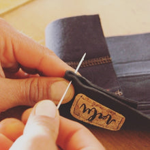 Afbeelding in Gallery-weergave laden, Tabacco etui/portemonnee van gerecyclde wetsuit - NALU