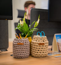 Afbeelding in Gallery-weergave laden, Upcycled potten - handmade van gerecycled katoen & glas - M