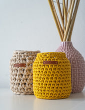 Afbeelding in Gallery-weergave laden, Upcycled potten - handmade van gerecycled katoen & glas - M