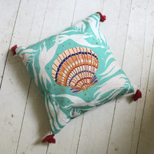 Afbeelding in Gallery-weergave laden, Geborduurd Shell Accent Kussen - House of Disaster