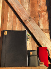 Afbeelding in Gallery-weergave laden, Tabacco etui/portemonnee van gerecyclde wetsuit - NALU