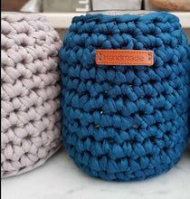 Afbeelding in Gallery-weergave laden, Upcycled potten - handmade van gerecycled katoen & glas - M