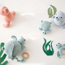 Afbeelding in Gallery-weergave laden, Knuffel zeehond linnen - Global Affairs - 3 kleuren