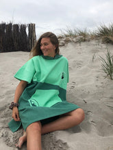 Afbeelding in Gallery-weergave laden, Surfponcho voor op reis - Groen M - Wave Hawaii