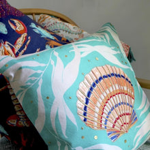 Afbeelding in Gallery-weergave laden, Geborduurd Shell Accent Kussen - House of Disaster