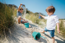 Afbeelding in Gallery-weergave laden, Gevulde emmer met duurzaam strandspeelgoed - +12 maanden - ZSILT