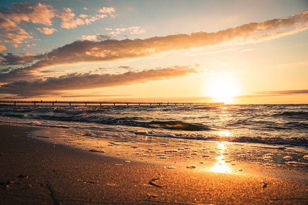 In de herfst naar het strand
