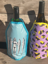 Afbeelding in Gallery-weergave laden, Koelsleeve voor wijnfles - vrouw met vissen - Gift Company
