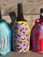 Afbeelding in Gallery-weergave laden, Koelsleeve voor wijnfles - panter lila - Gift Company
