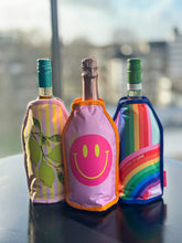 Afbeelding in Gallery-weergave laden, Koelsleeve voor wijnfles - be happy roze  - Gift Company
